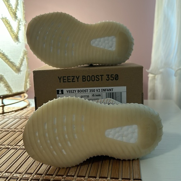 Toddler Adidas Yeezy Boost 350 V2 Ash Pearl - Picture 6 of 11